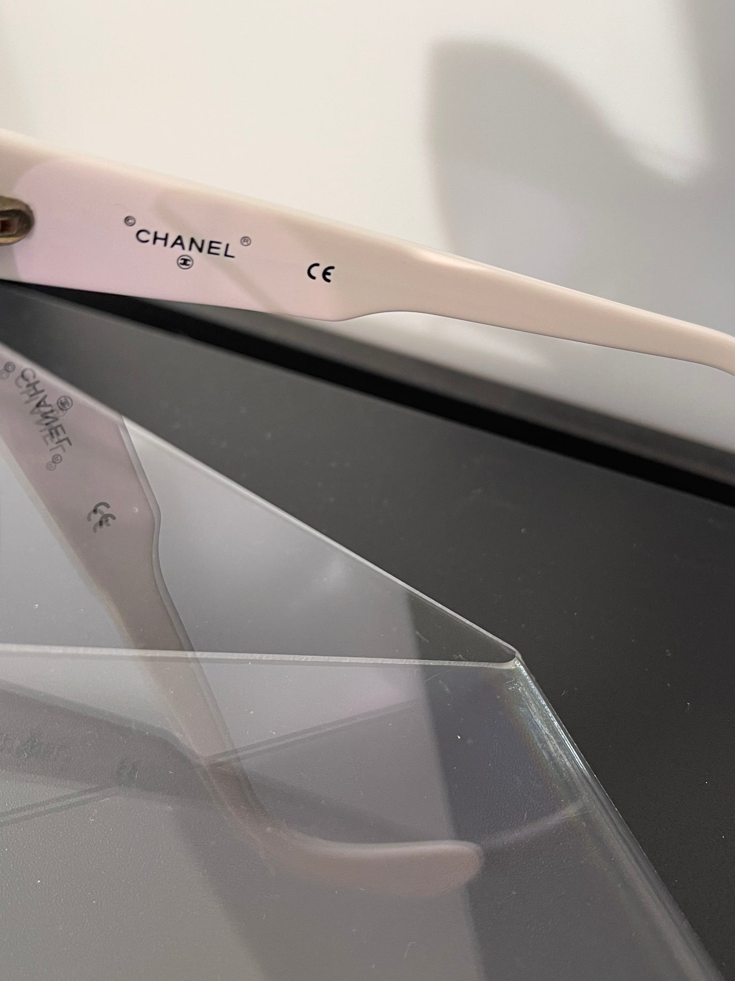 Pre-Owned Chanel White Acetate Sunglasses with Case