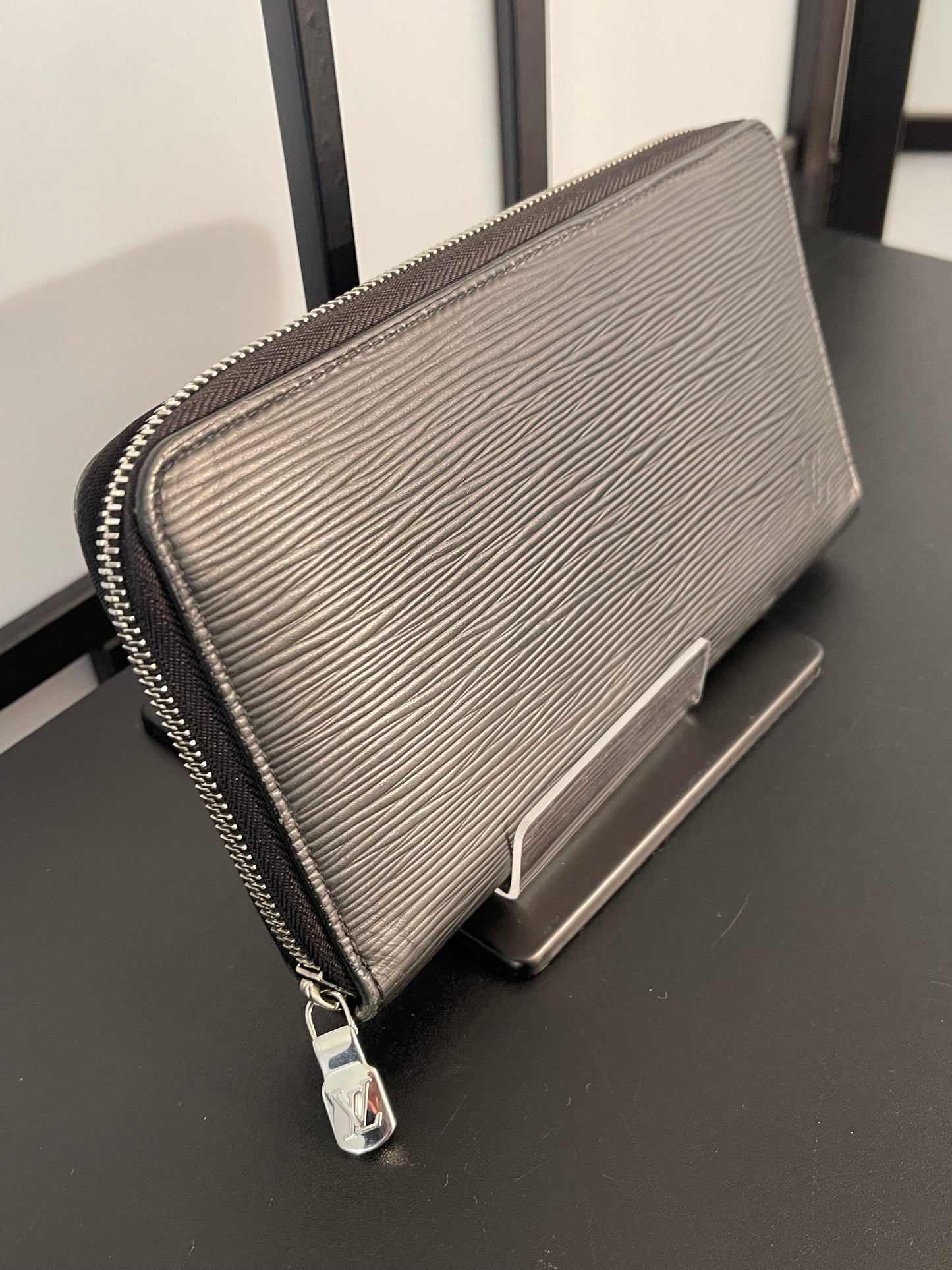 Pre-Owned Louis Vuitton Black Epi Leather Zippy Wallet