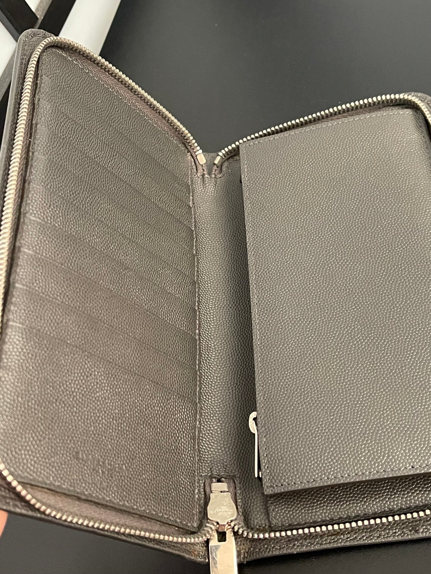 Pre-Owned Yves Saint Laurent Gray Pebble Leather Zippy Organizer