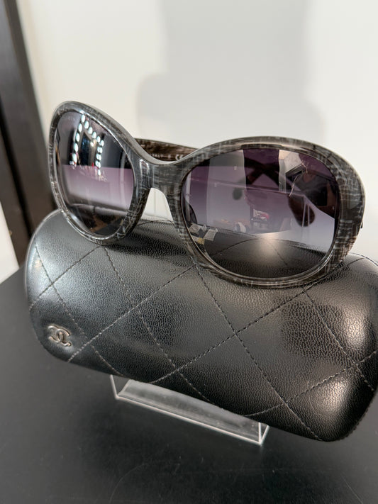 Chanel Pre-Owned Grey Quilted Tweed Print CC Turnlock Logo Sunglasses