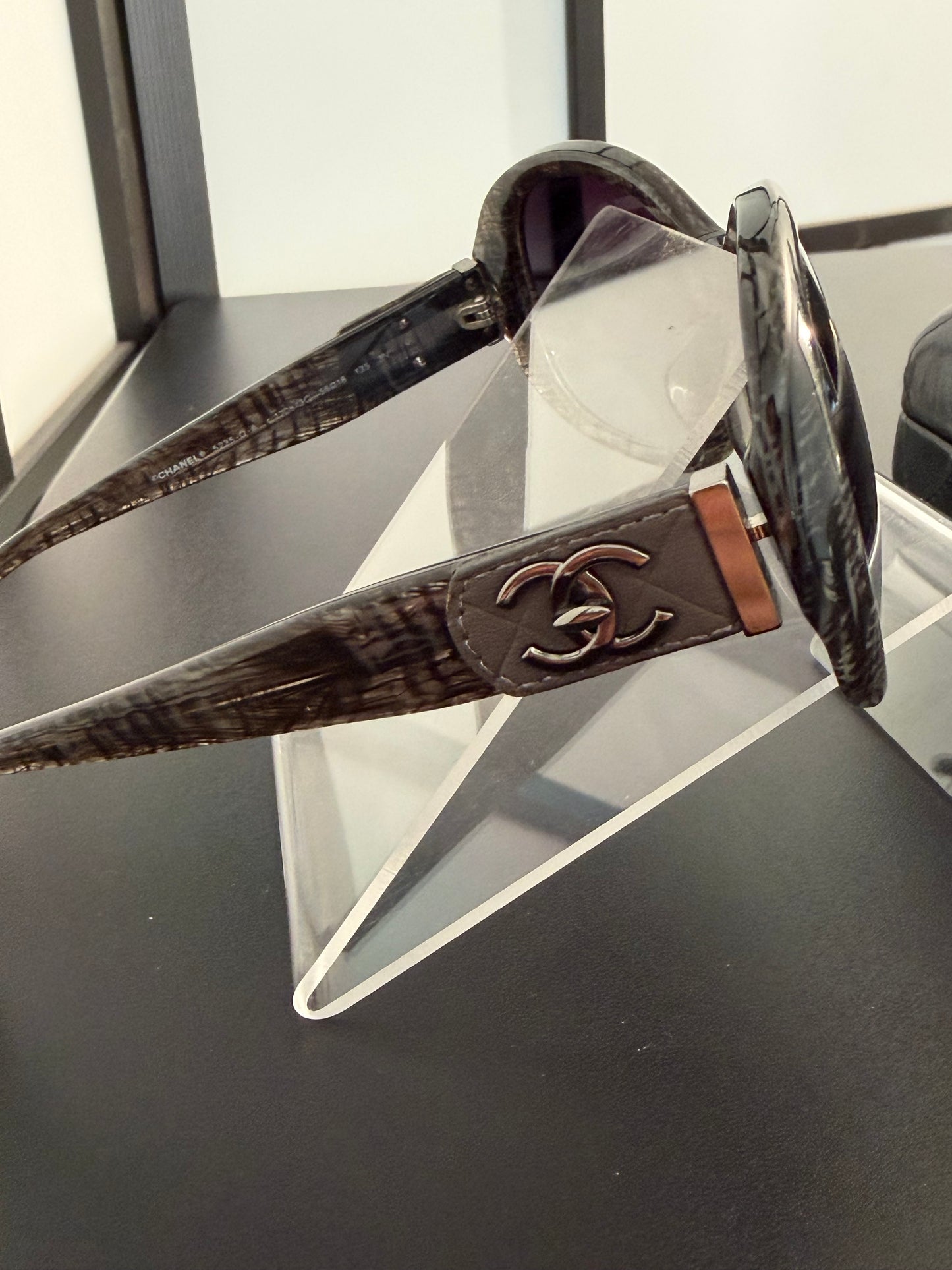 Chanel Pre-Owned Grey Quilted Tweed Print CC Turnlock Logo Sunglasses