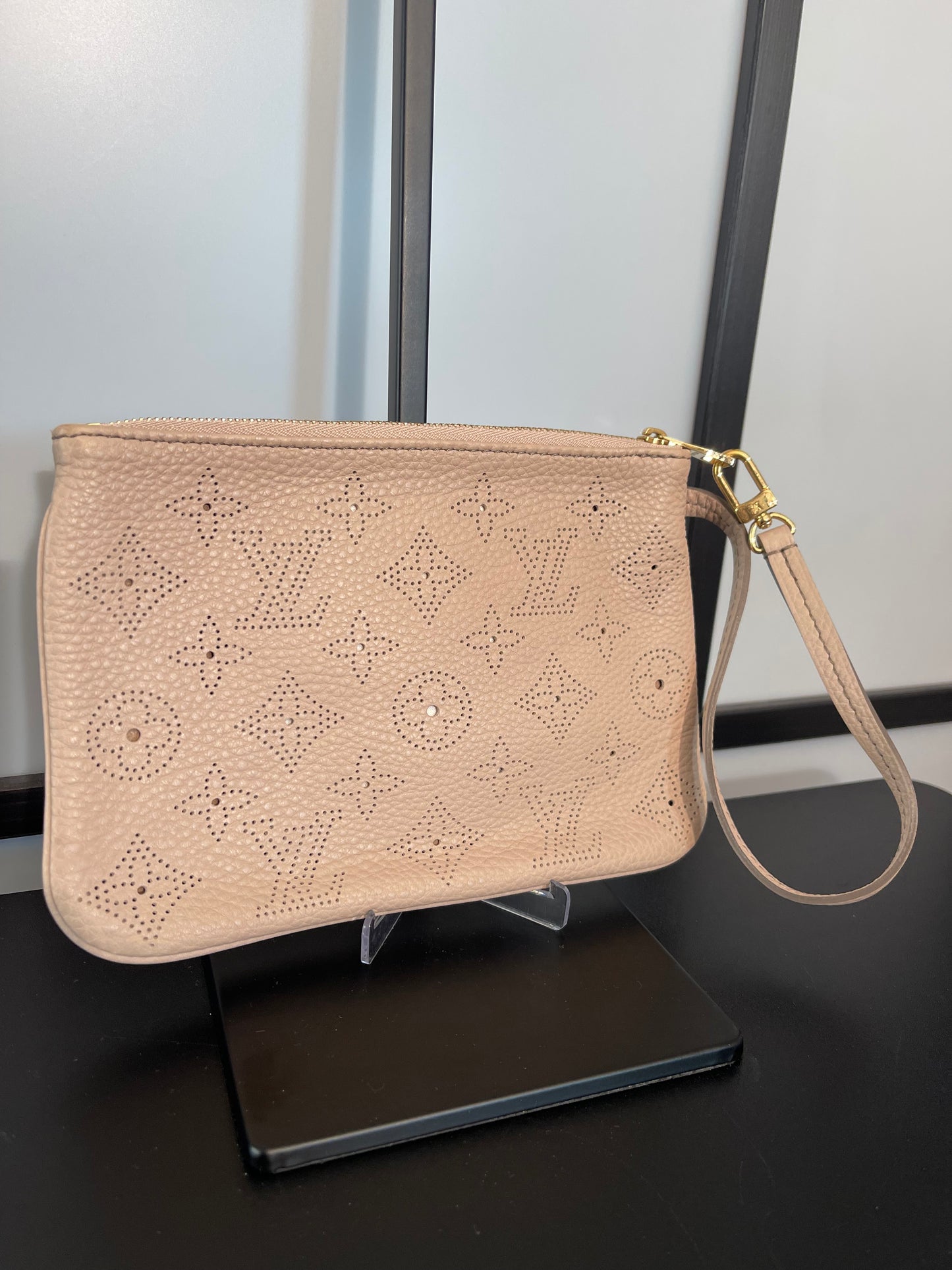 Pre-Owned Louis Vuitton Mahina Wristlet PM