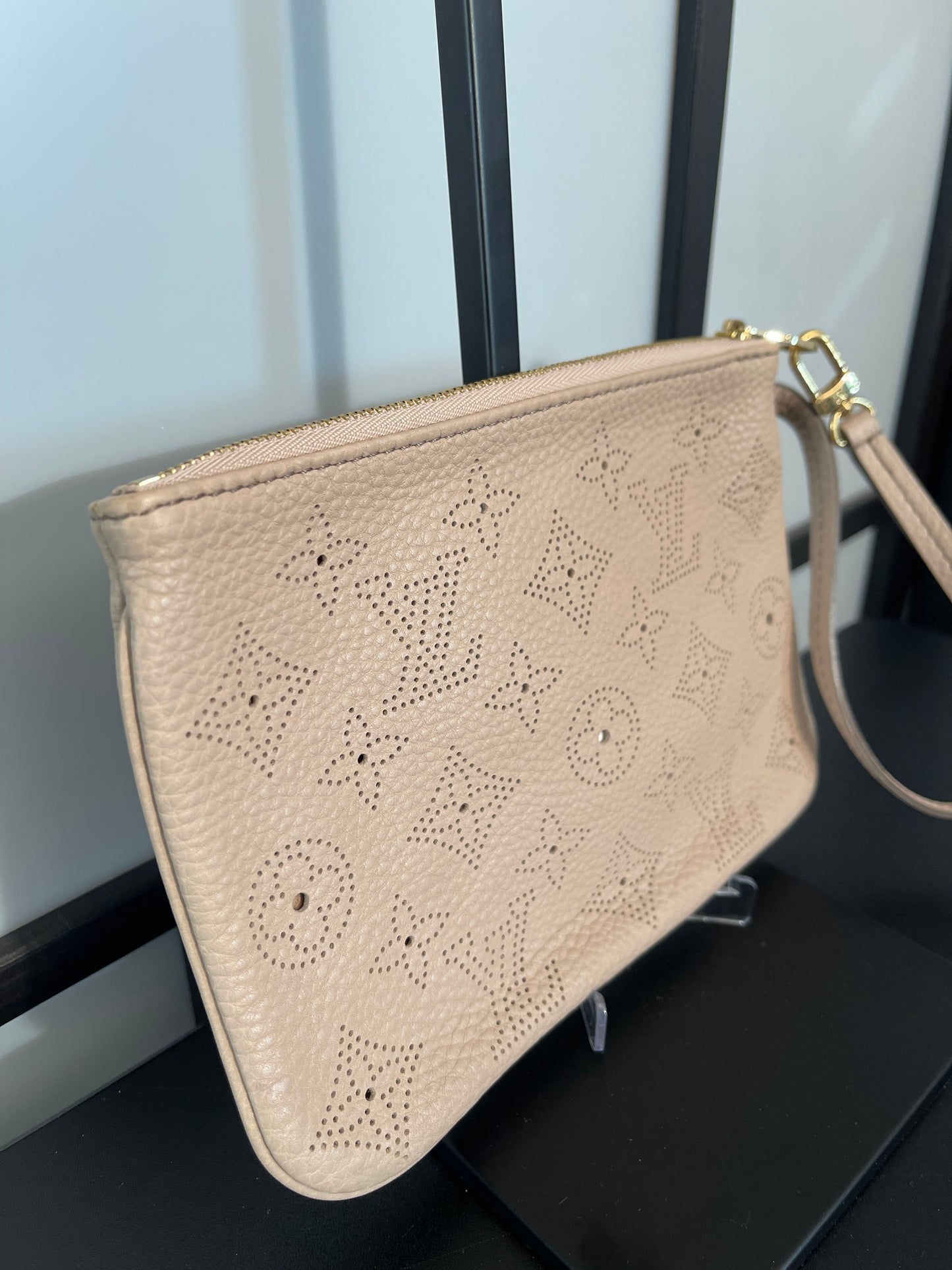 Pre-Owned Louis Vuitton Mahina Wristlet PM