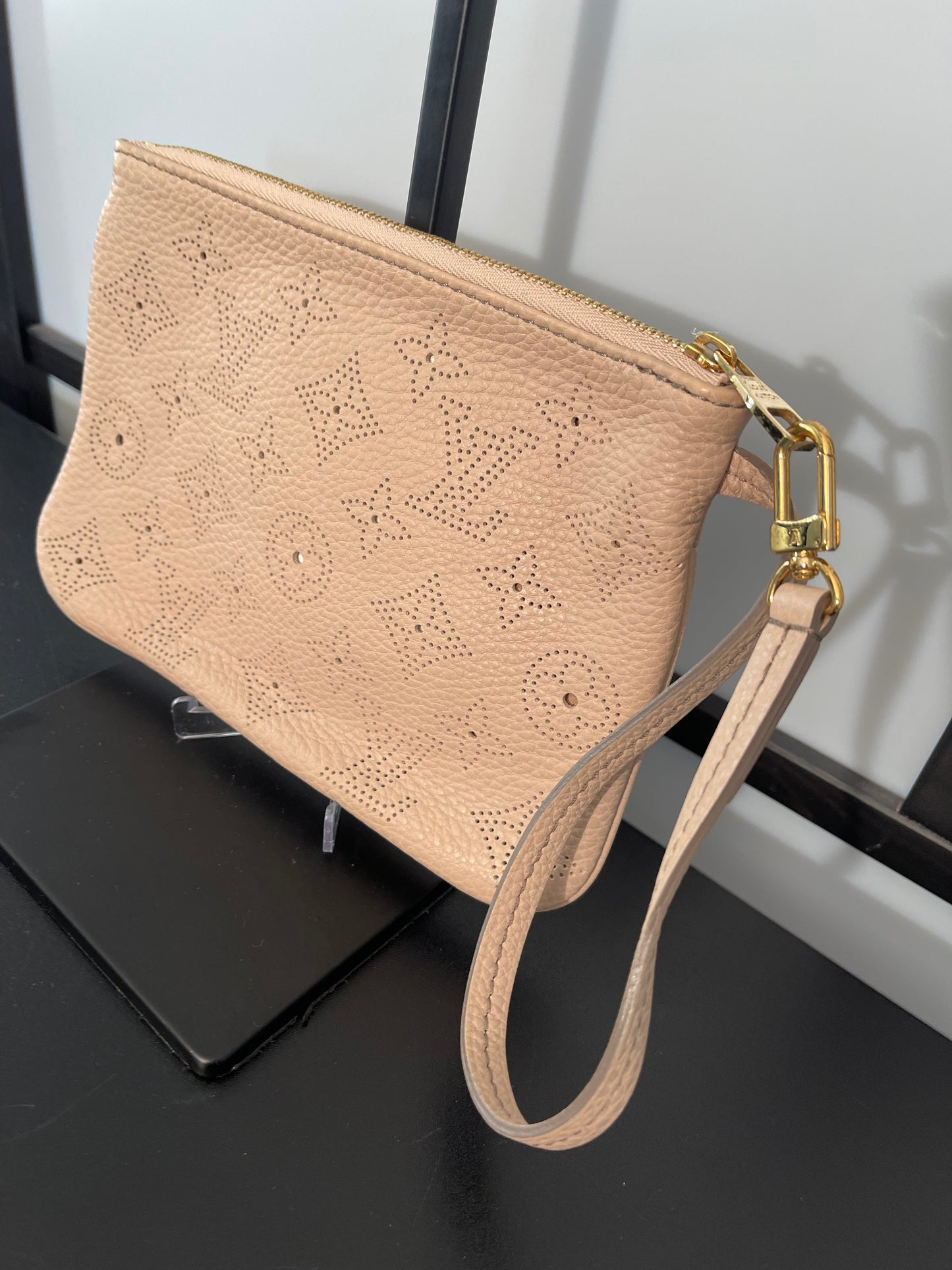 Pre-Owned Louis Vuitton Mahina Wristlet PM