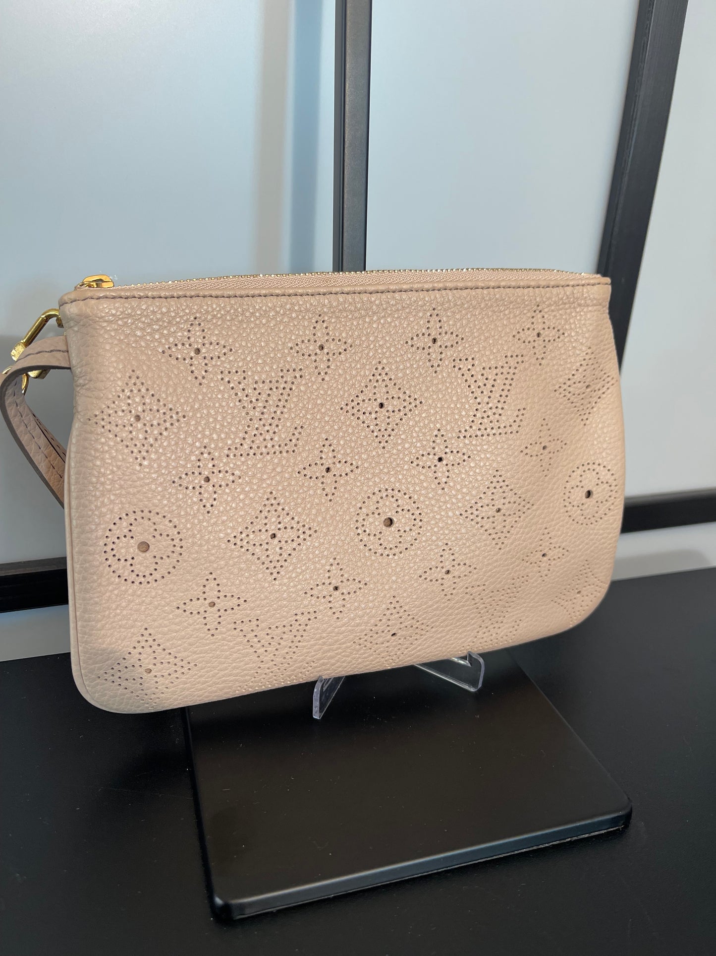 Pre-Owned Louis Vuitton Mahina Wristlet PM