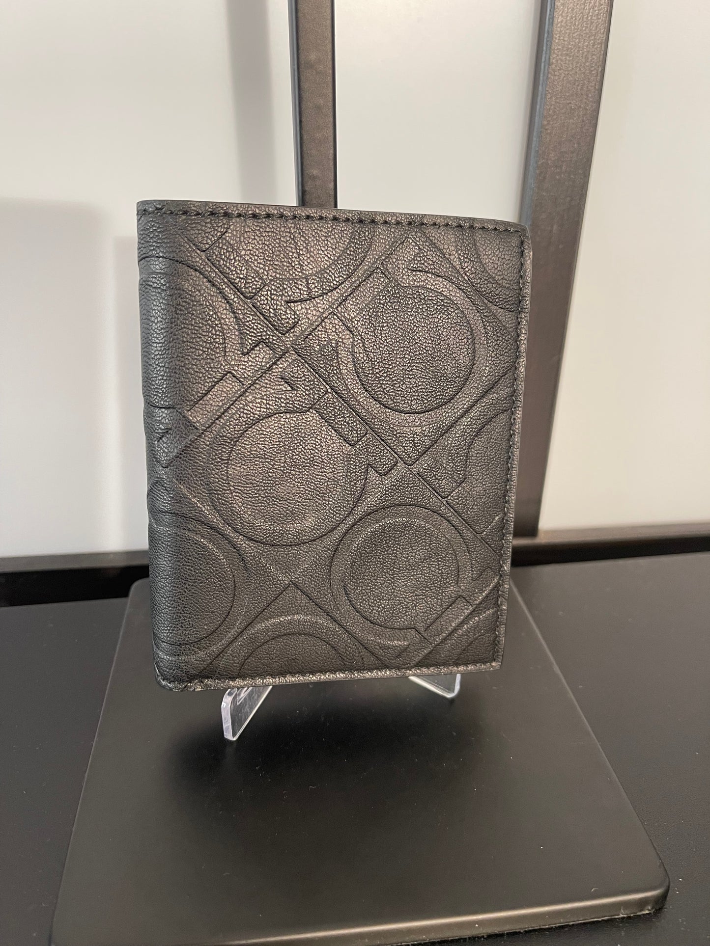 Pre-Owned Salvatorre Ferramgamo Men's Black Textured Bifold Wallet