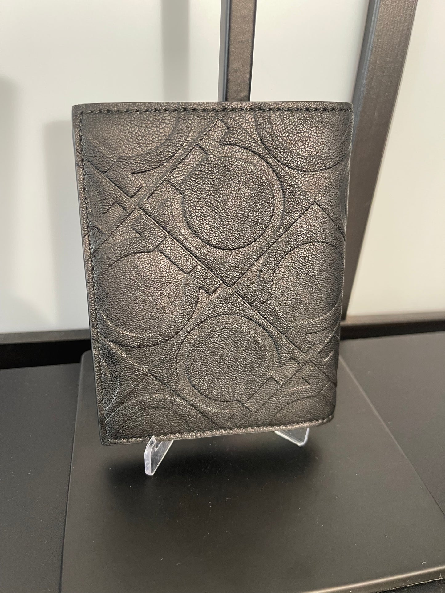 Pre-Owned Salvatorre Ferramgamo Men's Black Textured Bifold Wallet